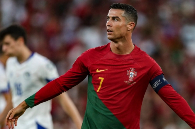May mắn của Ronaldo dồn sang Bruno, Bồ Đào Nha nuốt gọn đối thủ