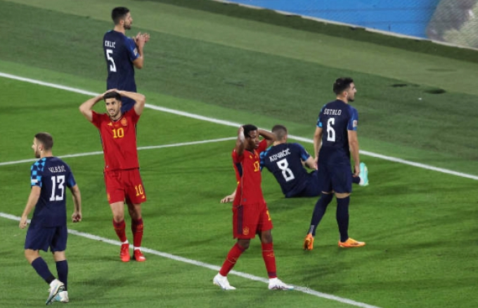 Modric ôm đầu cùng cực khi Tây Ban Nha vô địch Nations League