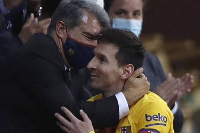 Chủ tịch Barca công khai đang nợ lương Messi