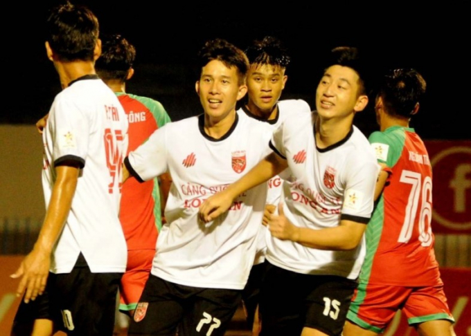 Nguyễn Nhật Minh dành tặng bàn thắng đầu tiên cho người đặc biệt