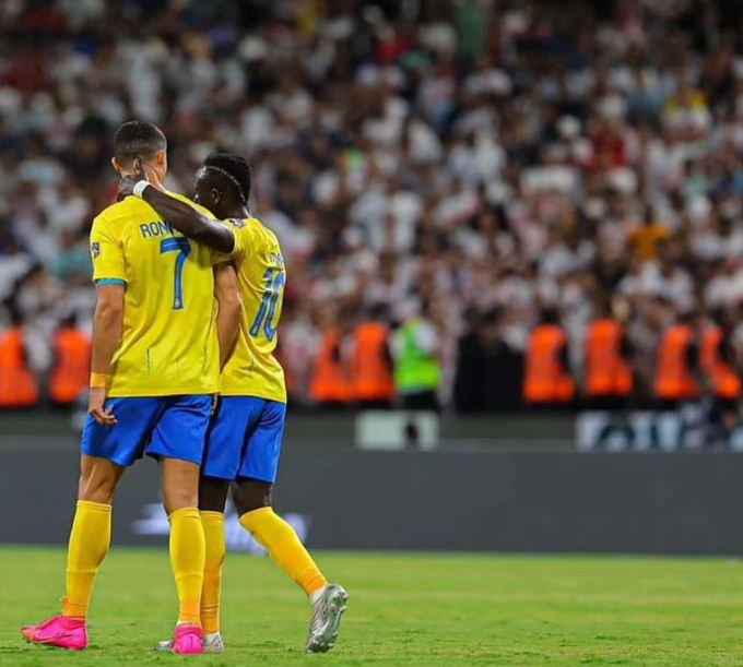 Mane lấy lòng Ronaldo, khoe mối quan hệ thân thiết tại Al Nassr