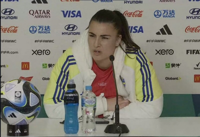 Người hùng World Cup nữ nhíu mày với câu hỏi Ibrahimovic khó đỡ