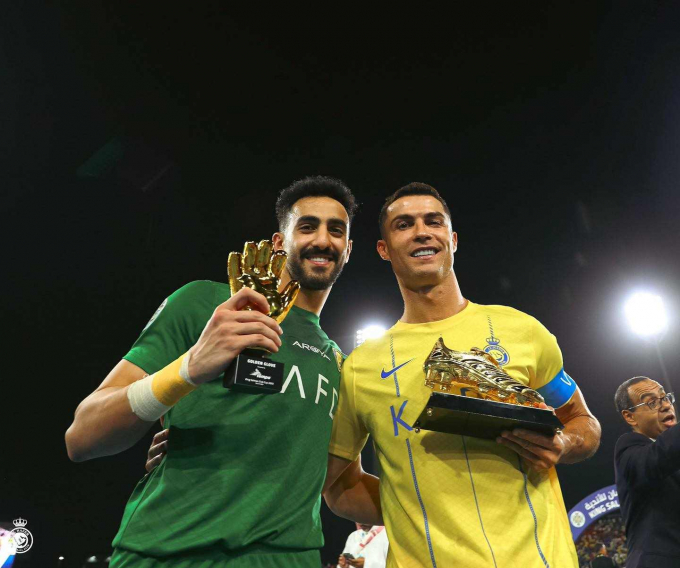 Ronaldo gánh team: Ghi 2 bàn trước khi rời sân bằng cáng, đoạt cú đúp danh hiệu cùng Al Nassr