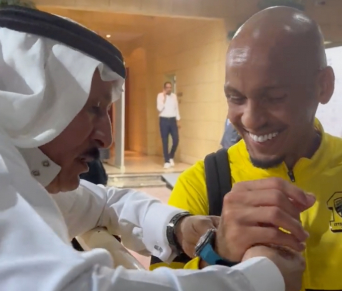 Fabinho lóng ngóng làm rơi đồng hồ Rolex fan Ả Rập tặng