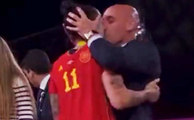 Bị Chủ tịch LĐBĐ Tây Ban Nha ôm đầu cưỡng hôn trên bục nhận giải, sao nữ phá vỡ im lặng