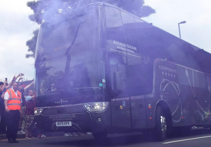 Ca khúc khải hoàn trên sân khách, CLB Ngoại hạng Anh bị tấn công trên xe bus