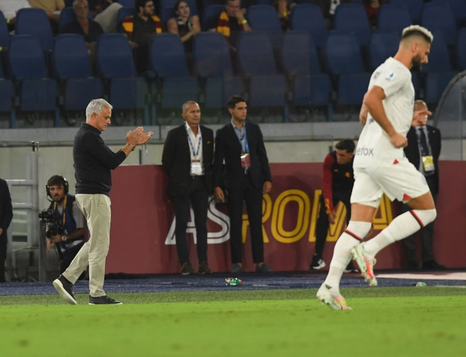 3 hành động chống cả thế giới của Mourinho ngày AS Roma thua AC Milan