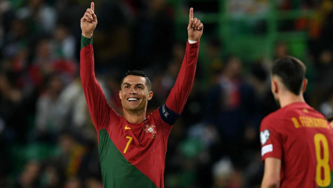 Ngó lơ Messi, Ronaldo hướng tới kỷ lục có 1-0-2 tại EURO