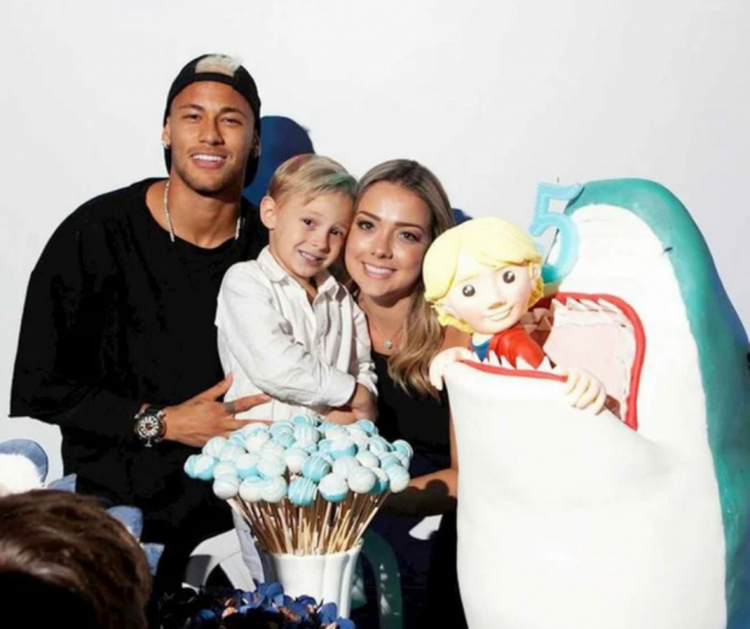 Gác chuyện ngoại tình, Neymar đảm đang tắm cho con thứ 2 vừa chào đời