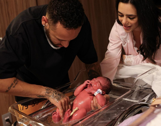 Gác chuyện ngoại tình, Neymar đảm đang tắm cho con thứ 2 vừa chào đời