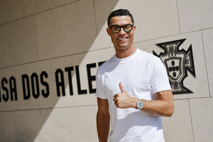 Ronaldo chiếm spotlight với phong cách sành điệu, tự tin nối dài kỷ lục cùng Bồ Đào Nha