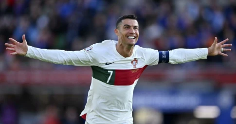 Ra sân, ghi bàn và đi vào lịch sử với kỷ lục không tưởng: Ronaldo nhắc tên người đặc biệt