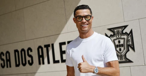 Ronaldo chiếm spotlight với phong cách sành điệu, tự tin nối dài kỷ lục cùng Bồ Đào Nha