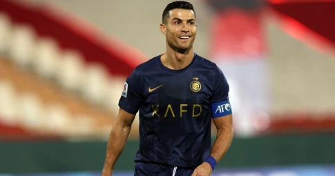 Ronaldo hóa thân cực ngầu: Cầm kiếm, diện trang phục truyền thống Saudi Arabia