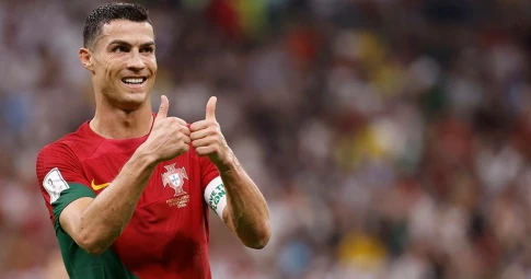 'Tịt ngòi' trong màu áo tuyển Bồ Đào Nha, Ronaldo vẫn nhận món quà cực giá trị từ NHM