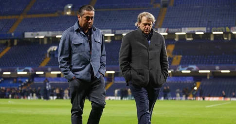 Chủ Chelsea khóc thét khi nhìn Newcastle tiêu tiền