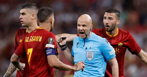Trọng tài bắt chính chung kết Europa League bị CĐV Roma tấn công