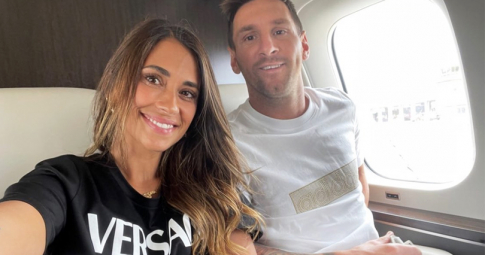Messi cùng gia đình ra sân bay và lên đường sang Paris