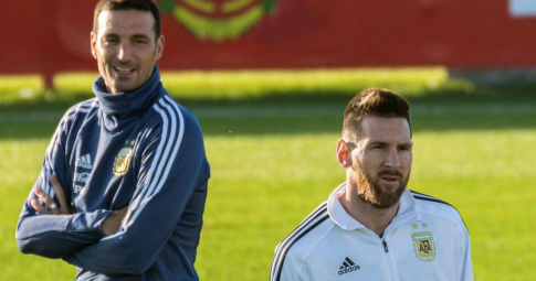HLV Argentina bất ngờ ’tỏ tình’ với Messi