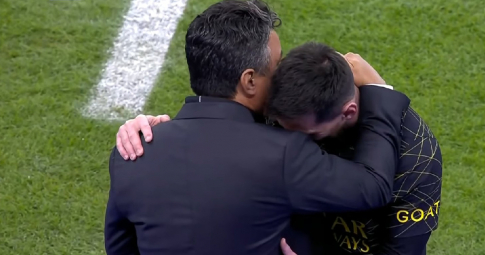 Vì sao Messi <b>ôm chặt lấy huấn luyện viên của Ronaldo</b> sau khi rời sân?