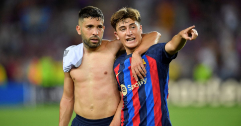 Ra mắt Barca ở Champions League, sao trẻ 19 tuổi tri ân HLV Xavi