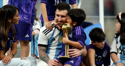 Khoảnh khắc Messi ăn mừng chức vô địch World Cup cùng vợ con
