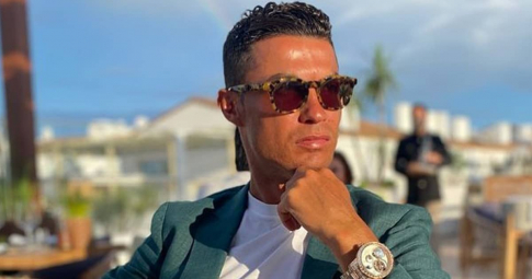 Chán nản với Man United, Ronaldo bất ngờ dẫn bạn gái trở về Madrid