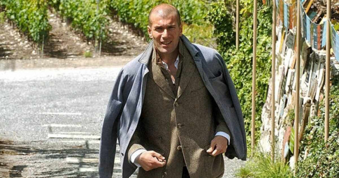 Giữa ’cơn bão’ tin đồn cập bến PSG, Zidane vẫn thản nhiên dắt chó đi dạo