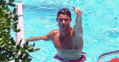 Mặc kệ Man United hòa như thua, <b>Ronaldo vẫn rạng rỡ</b> thư giãn bên hồ bơi