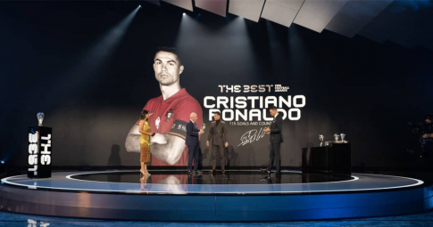 Ronaldo xuất hiện bảnh bao tại Zurich để nhận giải đặc biệt của FIFA