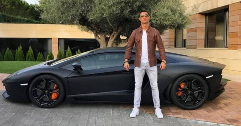 Siêu xe bạc tỷ của Ronaldo đâm vào nhà dân, tan nát sau tai nạn ở Tây Ban Nha