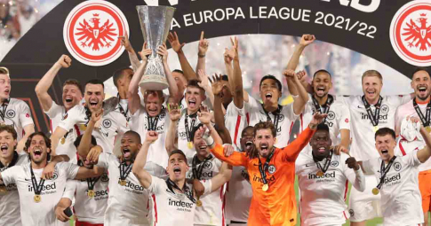 <b>Eintracht Frankfurt vô địch C2 sau loạt pen cân não</b>; Ramsey hóa tội đồ Rangers