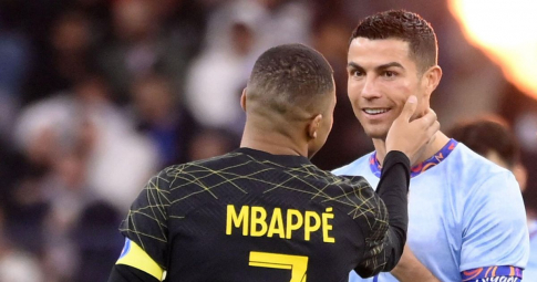 Mbappe sờ mặt Ronaldo và cười tít mắt