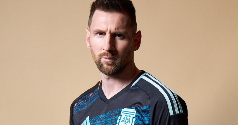 Messi diện trang phục tuyển nữ Argentina