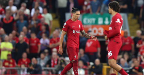 Nunez bị đuổi khỏi sân, đồng đội Liverpool đồng loạt làm 1 chuyện trong phòng thay đồ