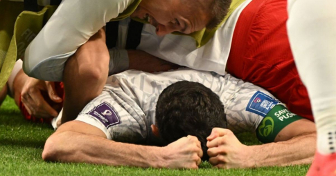 Phá lưới Saudi Arabia, <b>Lewandowski nằm xuống sân khóc</b>