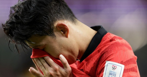 Son Heung-min khóc vùng vằng với HLV Hàn Quốc, đối thủ thản nhiên chụp selfie