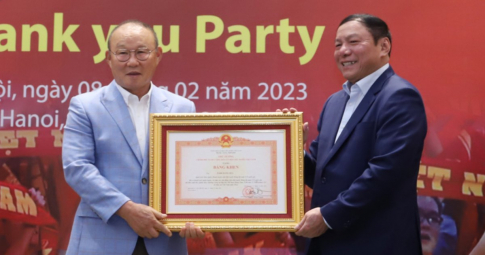 Thầy Park nhận <b>2 bằng khen cao quý</b>, nói lời yêu sau cùng với bóng đá Việt Nam