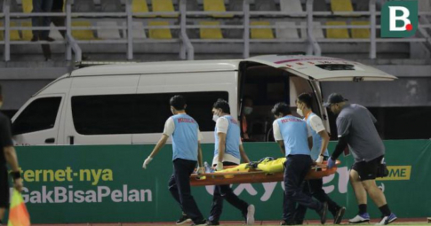 Va chạm kinh hoàng với đồng đội, thủ môn U20 Indonesia phải nhập viện khẩn cấp
