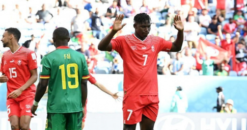 Vì sao ngôi sao Thụy Sĩ không ăn mừng khi ghi bàn vào lưới Cameroon?