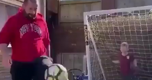 Khi con trai chơi bóng đá với bố