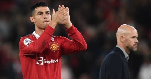 Ronaldo đến Al Nassr, CĐV M.U gửi lời chào nhưng không quên réo tên Ten Hag