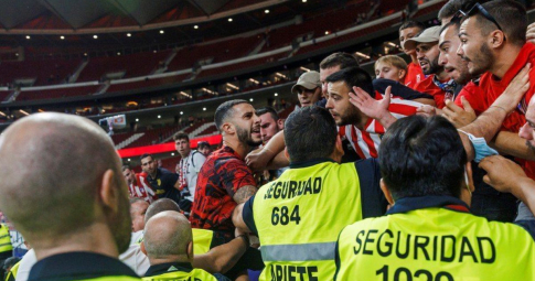 Cầu thủ Atletico Madrid leo lên khán đài tính ăn thua đủ với CĐV nhà