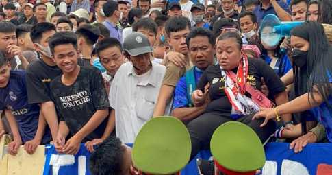 CĐV Thái Lan trèo xuống sân cầu xin Madam Pang làm một điều