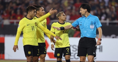 Sốc: Trọng tài bắt trận Việt Nam vs Malaysia ngừng cầm còi