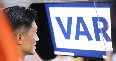 Trận V-League đầu tiên có VAR: Chập chững từ bước đầu tiên